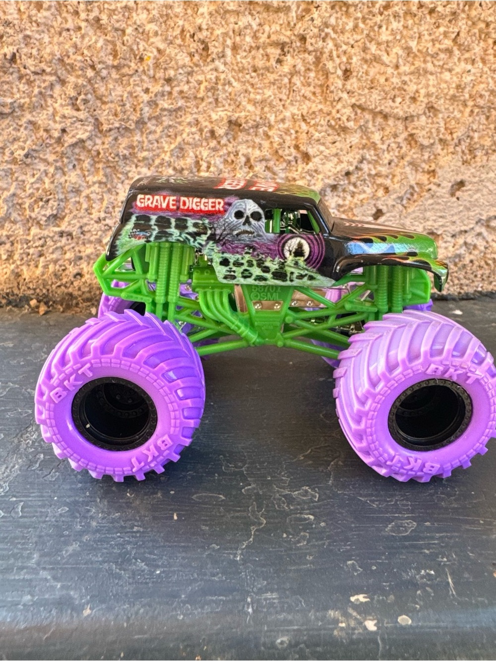 Monster Truck Grave Digger Purple Wheels 1:64